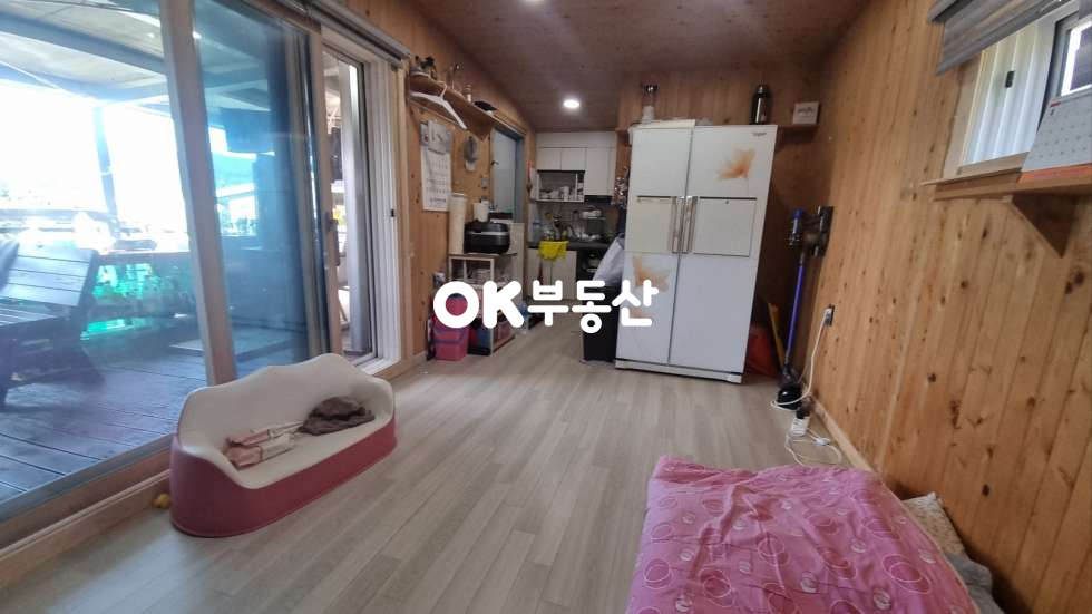 컨테이너하우스 거실의 넓은 창 사진 5