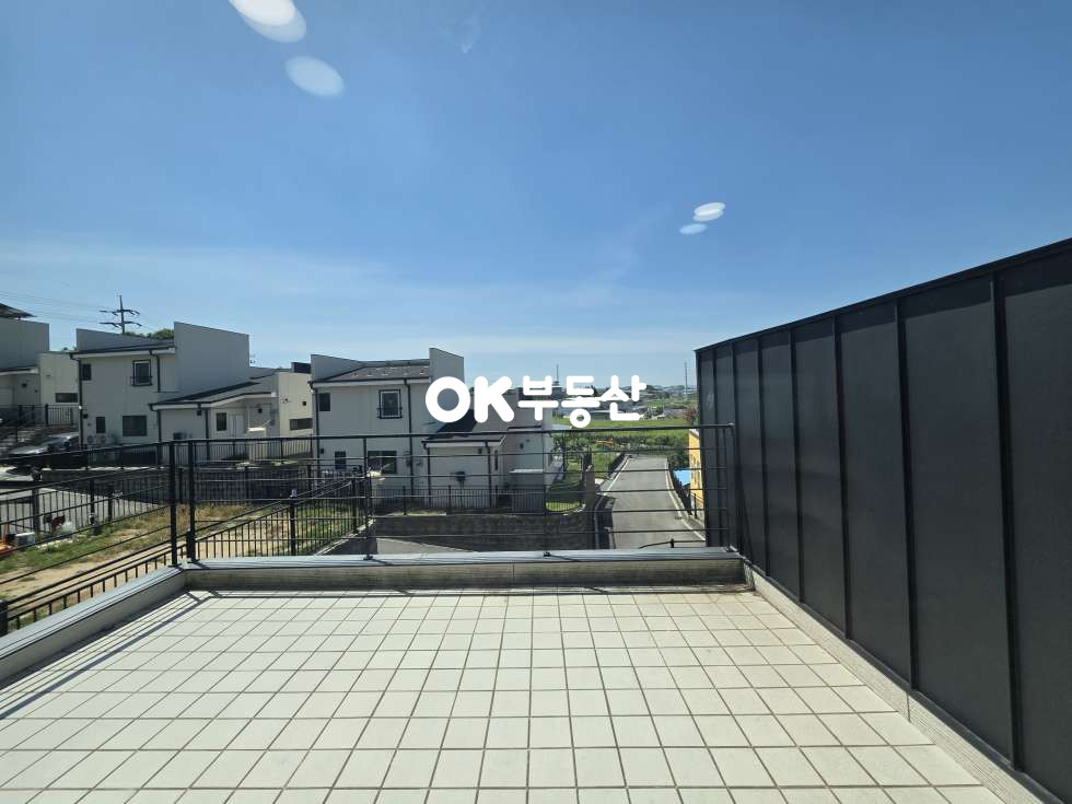 충남 천안서북구 직산읍 상덕리 모던한 인테리어에 태양광으로 관리비 걱정 X ☆채광 좋은 복층형 전원주택 매매☆ 매매 매물번호 18410 사진 18