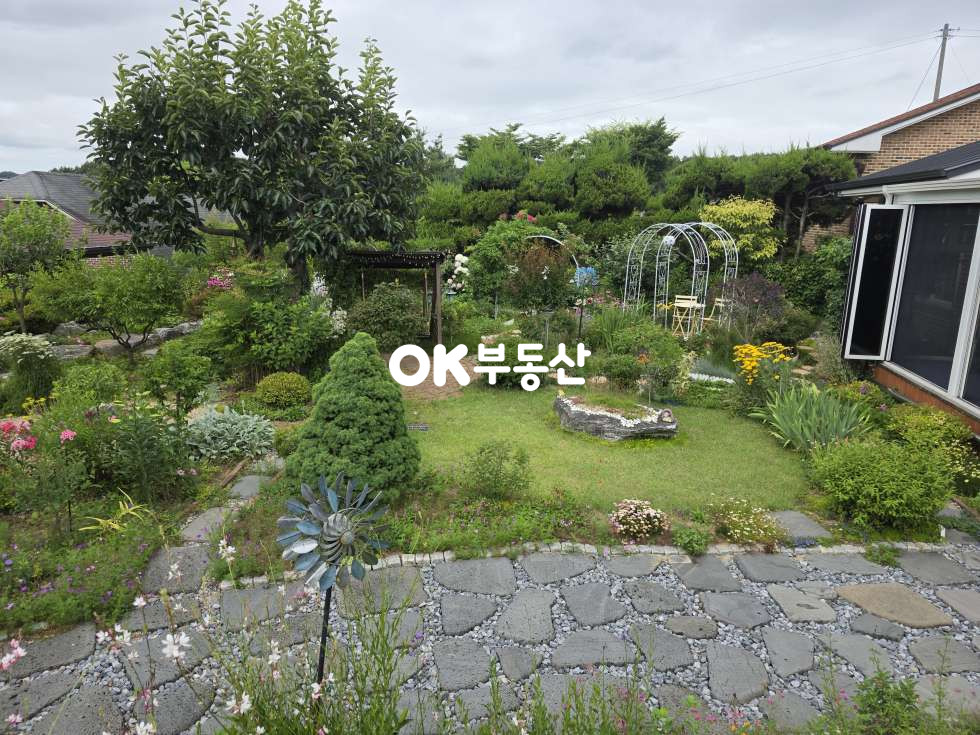 충남 천안서북구 입장면 홍천리 그림 같은 정원이 있는 입장면 전원주택매매 ☆가족 힐링 공간으로 충분한 집☆ 246평 2필지의 넓은부지 매매 매물번호 18441 사진 4