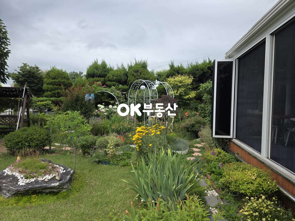 충남 천안서북구 입장면 홍천리 그림 같은 정원이 있는 입장면 전원주택매매 ☆가족 힐링 공간으로 충분한 집☆ 246평 2필지의 넓은부지 매매 매물번호 18441 사진 14